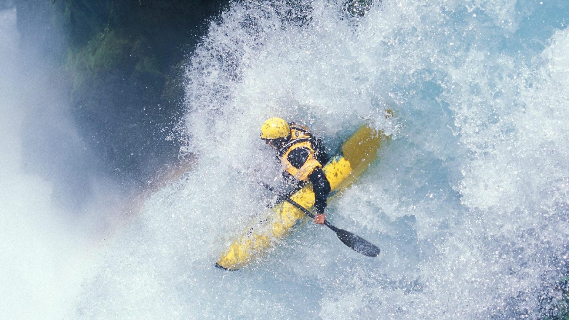 比赛现场球迷热情高涨，呐喊声不断，篮球场上气氛激烈,观众的呐喊声