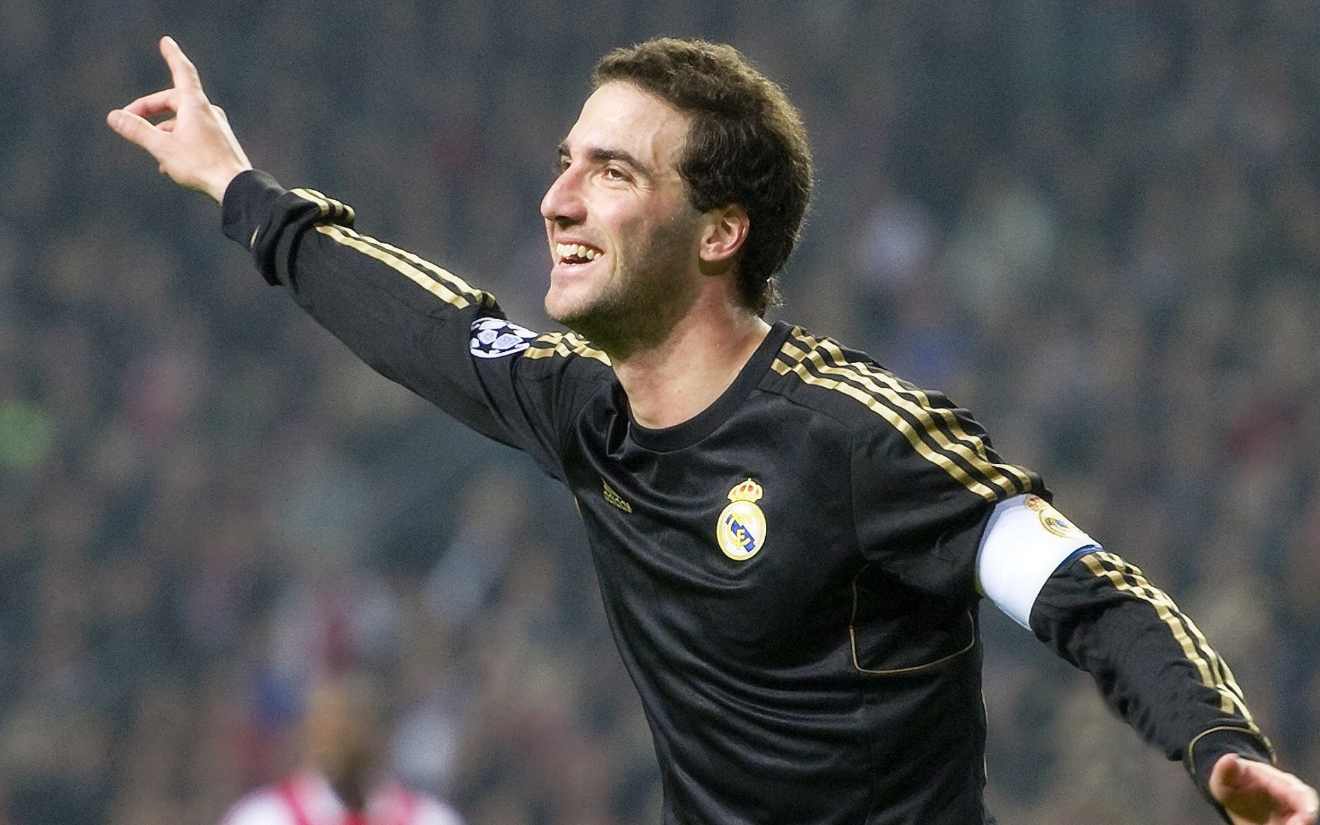 球迷热议：今年总冠军归属谁？，2021今年总冠军是哪个球队